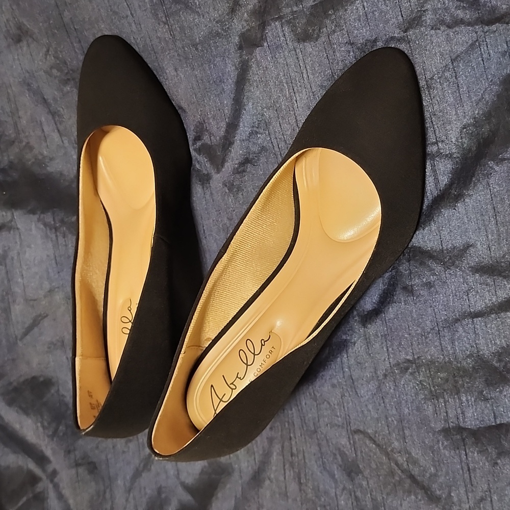 ABELLA TRUE COMFORT HEELS SZ 9.5 WOMANS POINTED/ROUND TOE MAT-BLACK 3in HEEL